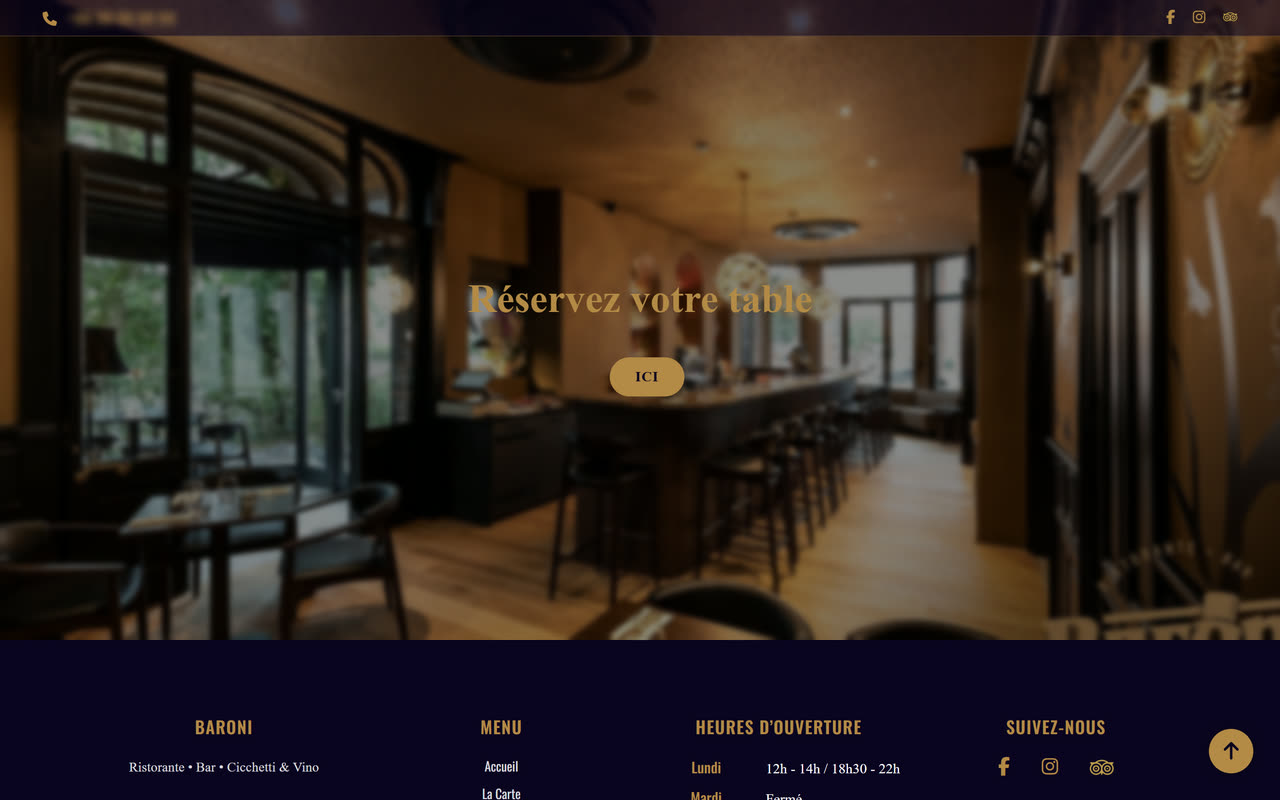 Section « Réservez votre table » sur une photo de la salle en parallaxe.
