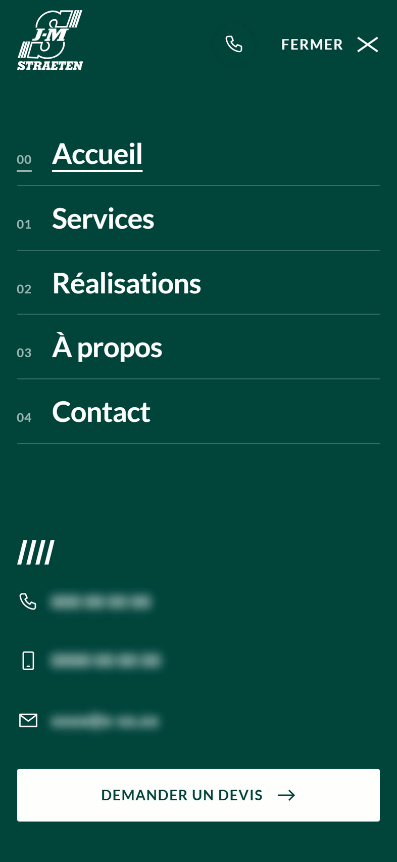 Menu mobile ouvert sur fond vert, avec les contacts floutés.