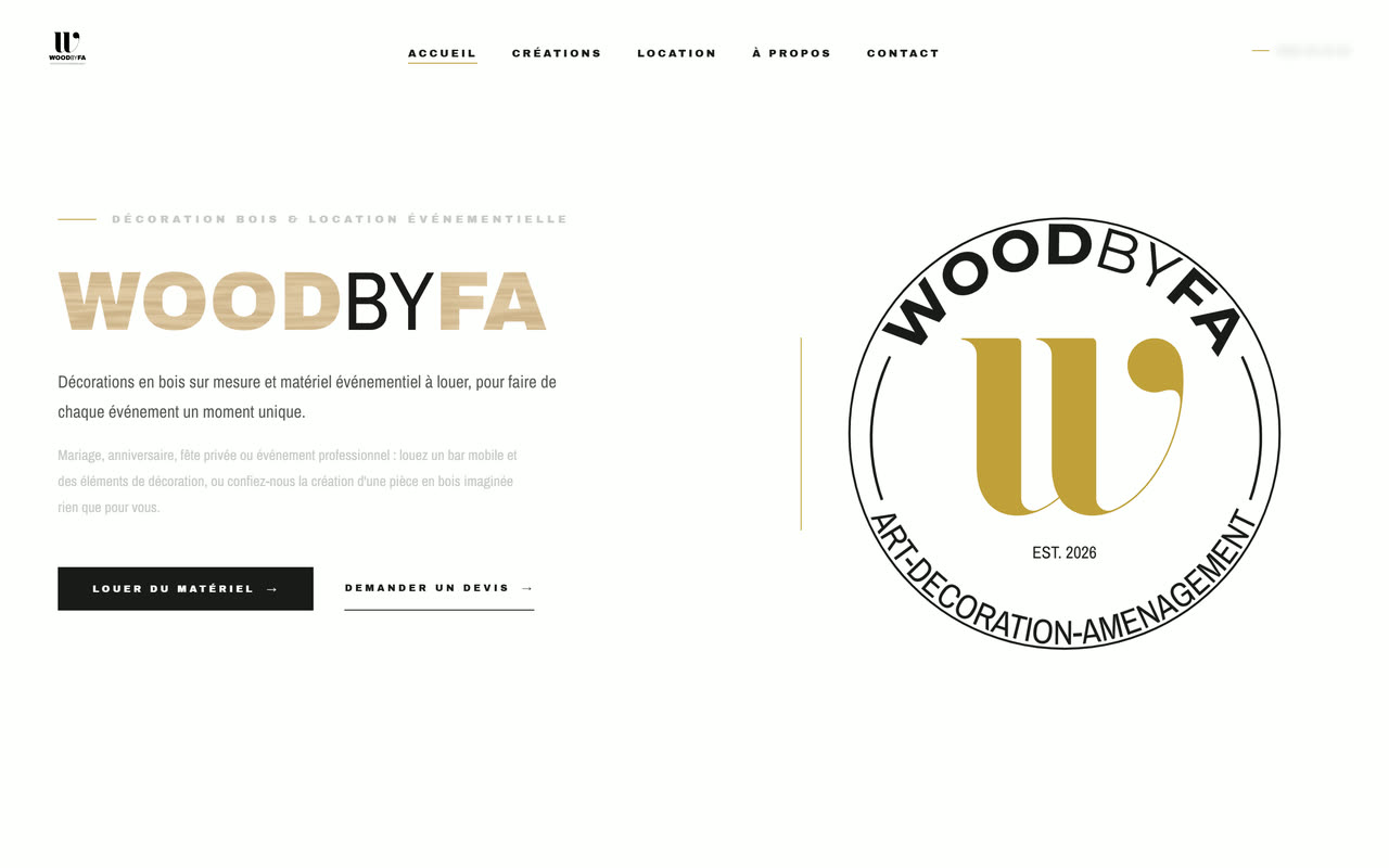 Accueil : le nom WOODBYFA en texture bois, deux boutons, et le logo-tampon complet à droite.